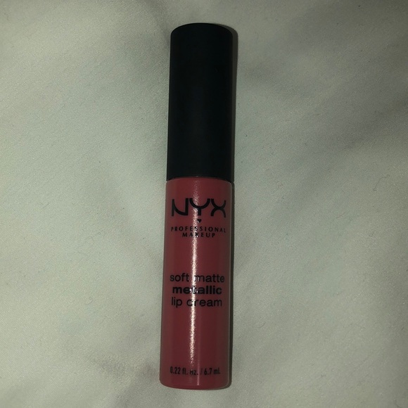 NYX soft metallic lip cream - Picture 1 of 5